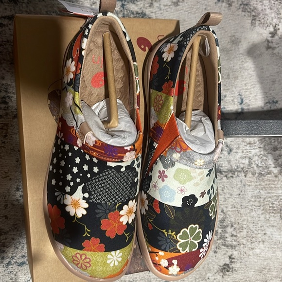 🍁👜Brand New Canvas UIN walking shoes. Fall floral accent. See photos attached. - Picture 4 of 8